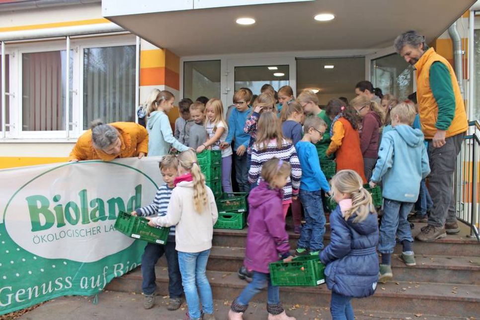 Nach dem Fototermin wurde die begehrte Ware sogleich „in Sicherheit“ gebracht.