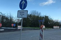 Aufgrund von wiederholtem Lkw- und Pkw-Anprall an die Leitschwelle muss diese zur Gewährleistung der Verkehrssicherheit gerichtet werden.