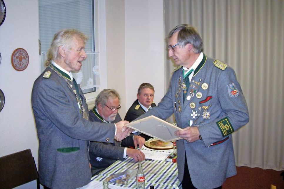 Helmut Groß (lks.) bei der Ehrung von Lothar Zeikowsky.