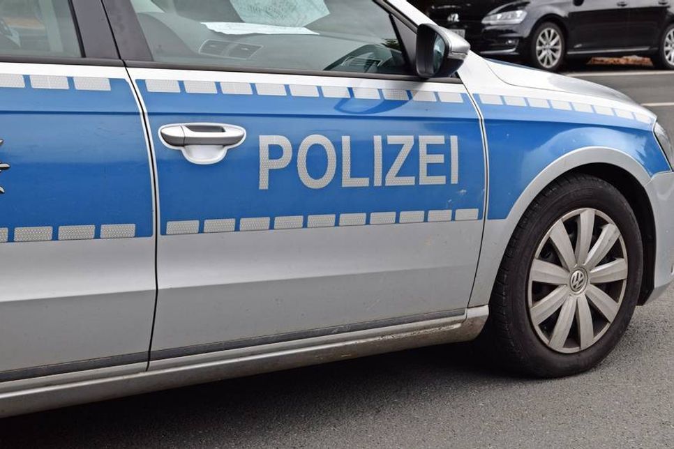 Im Zuge der Rettungs- und Bergungsmaßnahmen musste die Landesstraße 161 zwischen Hutzfeld und Wöbs bis circa 11.30 Uhr voll gesperrt werden.