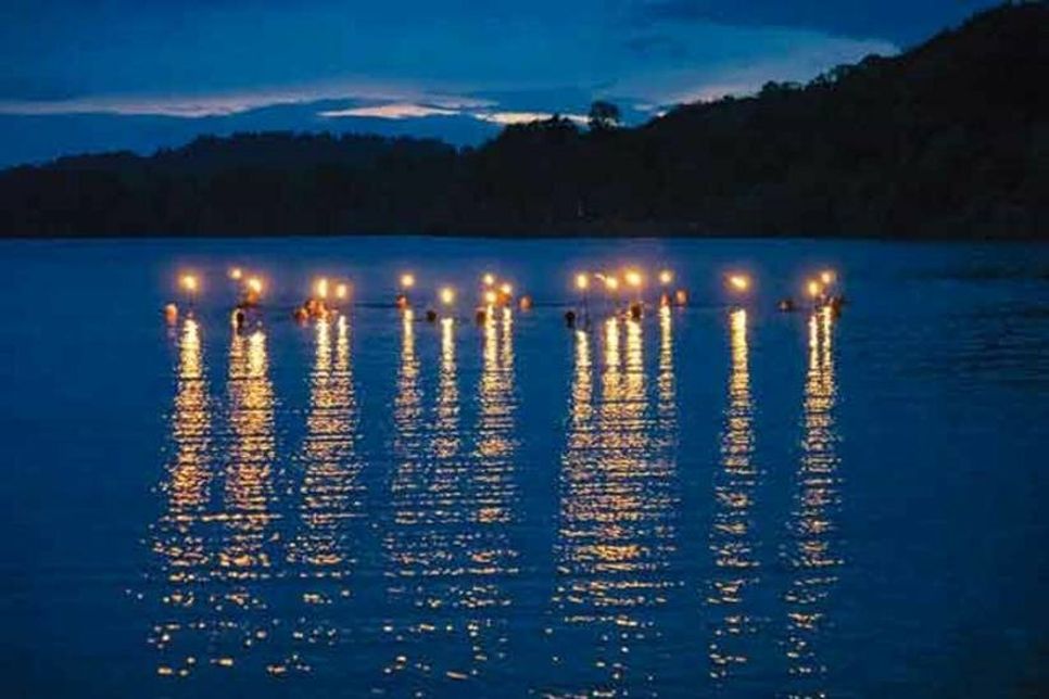 Die Fackelschwimmer bei „Dieksee in Flammen" wird es auch in diesem Jahr geben.