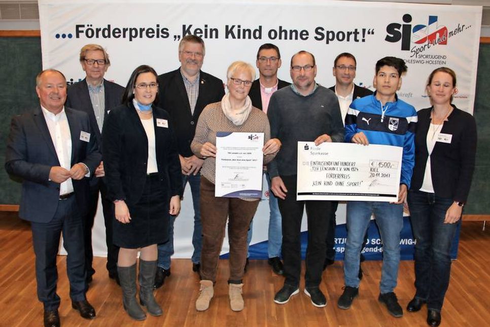 Michael Meuel, Hans-Jakob Tiessen, Marion Blasig, Henning Steffen (2. Vorsitzender TSV Lensahn), Astrid Müller (TSV Lensahn), Frank Müller (TSV Lensahn), Hakim Kahdemi (TSV Lensahn) und Anneke Borchert (v. lks. n. re.).