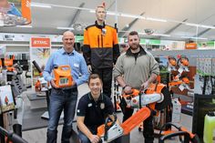 Fachmarktleiter Heiko Müller, Patrick Staege und Kevin Seeland (v. lks.) präsentieren unter anderem Profi-Maschinen der Marke „Stihl“.