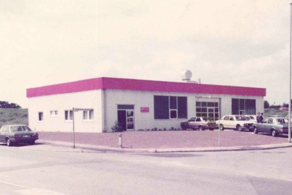 Ein Foto aus dem Jahr 1982: Die erste Halle des Fachbetriebes, der mittlerweile um einige Hallen und Anbauten gewachsen ist.