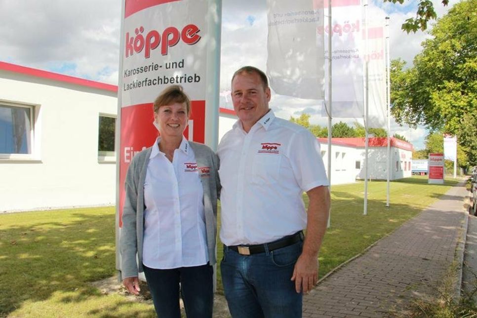 Sonja und Marc Köppe vor dem erweiterten Firmensitz an der Sierksdorfer Straße.