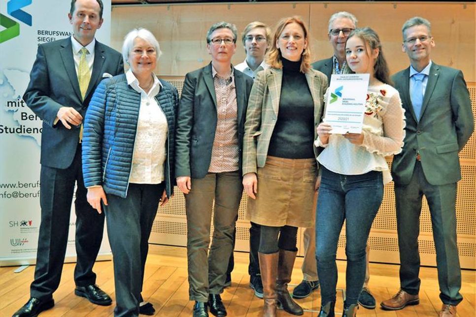 Verleihung des Berufswahl-SIEGELS im Kieler Landeshaus (v.li.): Michael Thomas Fröhlich, Hauptgeschäftsführer UV Nord, Laudatorin Eva-Maria Stelter, Meike Niehaus, Colin Busch, Bildungsministerin Karin Prien, Schulleiter Michael Bartolf, Lilian Bartsch und Thomas Letixerant, stv. Vorsitzender der Geschäftsführung der Regionaldirektion Nord der Bundesagentur für Arbeit. (Foto: Joachim Welding/Land SH)