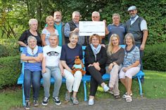 Heidemarie Vesper (unten Mitte) und Bürgermeister Volker Weidemann (oben re.) bei der Übergabe der Spende an „Lübeck-Hilfe für krebskranke Kinder e.V.“.