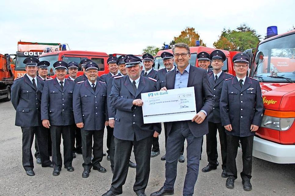 Beusloe. „Das ist schon eine Sahnenummer“, hieß es aus den Reihen der Feuerwehrmänner der Gemeinde Schashagen, als sie sich diese Woche auf dem Gelände der Firma Gollan einfanden, um von Geschäftsführer Thilo Gollan (vo. re.) eine außergewöhnlich große Spende in Höhe von 12.000 Euro entgegenzunehmen. „Eine so hohe Spendensumme hat es für uns noch nicht gegeben. Herzlichen Dank, dass Sie an uns gedacht haben“, bedankte sich Ortswehrführer Rolf Willert (vo. lks.), der sich freute, dass man nun eine Wärmebildkamera für die Gemeindewehr anschaffen könne. Das Geld werde auf die sieben Wehren der Gemeinde verteilt. Die stolze Summe geht aus dem 60. Firmenjubiläum hervor, bei dem Thilo Gollan darum gebeten hatte, ihm statt Geschenken Geldspenden zukommen zu lassen. „Die Feuerwehr leistet tolle Arbeit hier in der Gemeinde, die mussten wir einfach einmal belohnen“, erklärte der Geschäftsführer. (kp)