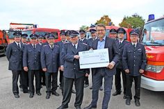 Beusloe. „Das ist schon eine Sahnenummer“, hieß es aus den Reihen der Feuerwehrmänner der Gemeinde Schashagen, als sie sich diese Woche auf dem Gelände der Firma Gollan einfanden, um von Geschäftsführer Thilo Gollan (vo. re.) eine außergewöhnlich große Spende in Höhe von 12.000 Euro entgegenzunehmen. „Eine so hohe Spendensumme hat es für uns noch nicht gegeben. Herzlichen Dank, dass Sie an uns gedacht haben“, bedankte sich Ortswehrführer Rolf Willert (vo. lks.), der sich freute, dass man nun eine Wärmebildkamera für die Gemeindewehr anschaffen könne. Das Geld werde auf die sieben Wehren der Gemeinde verteilt. Die stolze Summe geht aus dem 60. Firmenjubiläum hervor, bei dem Thilo Gollan darum gebeten hatte, ihm statt Geschenken Geldspenden zukommen zu lassen. „Die Feuerwehr leistet tolle Arbeit hier in der Gemeinde, die mussten wir einfach einmal belohnen“, erklärte der Geschäftsführer. (kp)