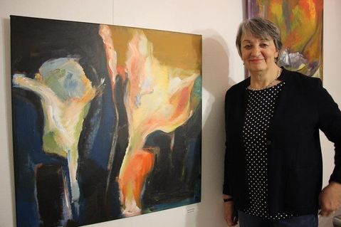 Das neue Mitglied der Ausstellungsgemeinschaft Brunhild Steiner vor ihrem Lieblingsbild  „Callas“.