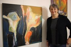 Das neue Mitglied der Ausstellungsgemeinschaft Brunhild Steiner vor ihrem Lieblingsbild  „Callas“.