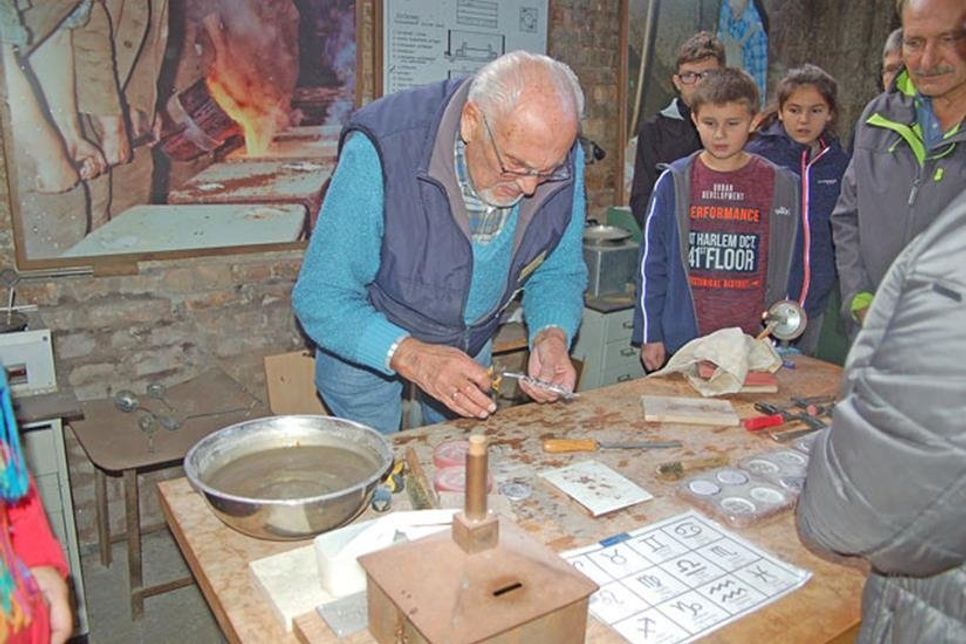 Bleigießen. Auch so filigrane Dinge funktionieren mit Metall.