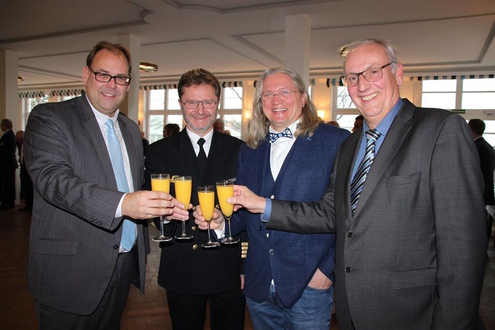 Stießen auf die Zukunft an: Bürgermeister Mirko Spieckermann, Eckardt Menzel, Kommandeur Einsatzausbildungszentrum Schadensabwehr, Dirk Bause, Leiter des Trainingszentrums Maritime Schiffssicherheit, und Dirk Schwardmann, Vizepräsident der Generaldirektion Wasserstraßen und Schifffahrt (v. lks.).