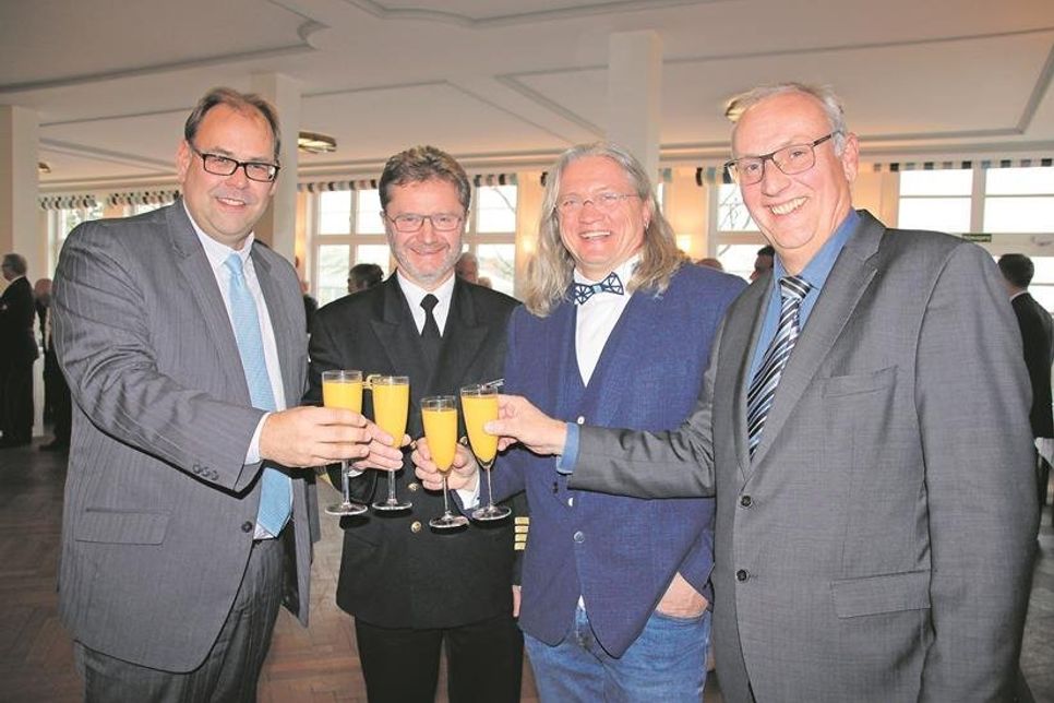 Stießen auf die Zukunft an: Bürgermeister Mirko Spieckermann, Eckardt Menzel, Kommandeur Einsatzausbildungszentrum Schadensabwehr, Dirk Bause, Leiter des Trainingszentrums Maritime Schiffssicherheit, und Dirk Schwardmann, Vizepräsident der Generaldirektion Wasserstraßen und Schiffahrt (v. lks.).