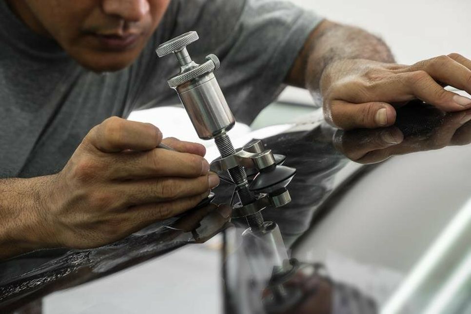Nach einem Steinschlag lassen sich kleine Schäden außerhalb des Sichtfelds reparieren. Foto: ©Panitan/fotolia.com