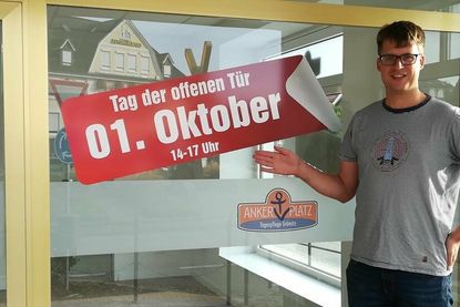 Inhaber Thomas Meifert vor den neuen Räumlichkeiten in Grömitz.