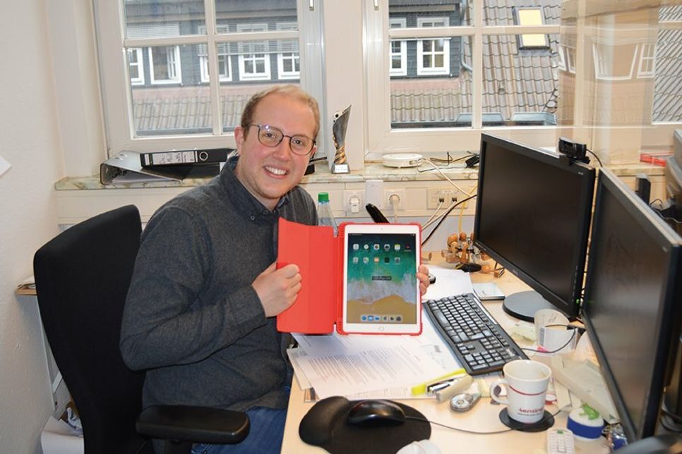 Alexander Rieck ist einer von zwei EDV-Experten in der Gemeindeverwaltung Ratekau. Mit seinem Kollegen Jan Matuszewska hat er ganze Abeit geleistet, damit Ratekaus Schulen optimal vom Digitalpakt profitieren.