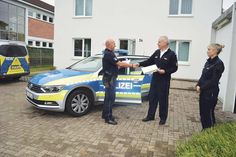 Detlef Frase übergibt im Beisein seiner Kollegin Nadine Bartsch die Papiere an Thomas Geske.
