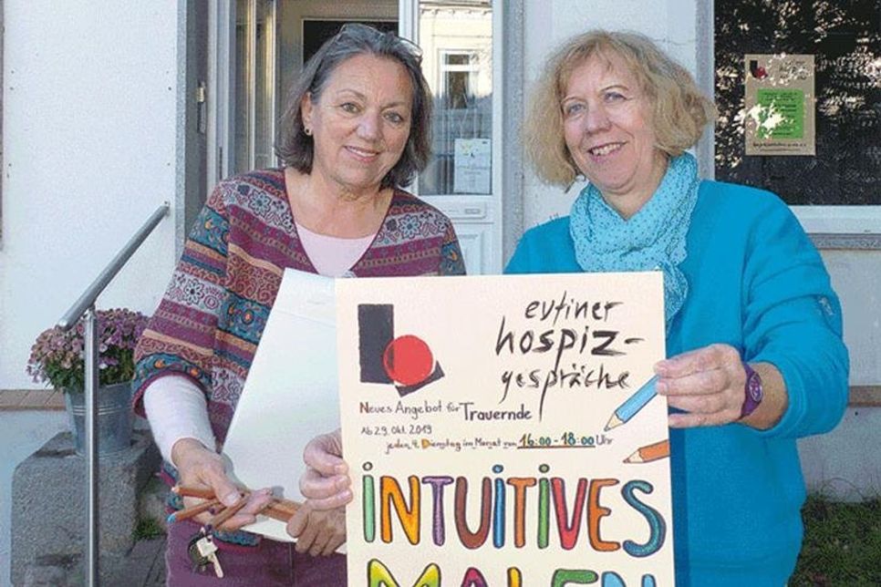 Die beiden Trauerbegleiterinnen Elisabeth Schreckenberg und Silke Eckeberg bieten immer am 4. Dienstag im Monat das intuitive Malen für Trauernde in den Räumen der Hospizinitiative Eutin an, das nächste Mal am 26. November.