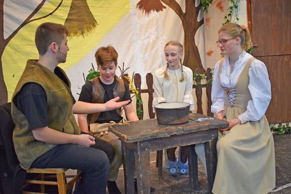 Hänsel und Gretels Familie ist so arm, dass das Essen für alle nicht reicht – die Eltern beschließen, sie im Wald auszusetzen