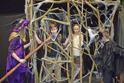 Eingesperrt und bewacht von der Hexe und der Krähe werden Hänsel und Gretel im Hexenhaus gefangen gehalten