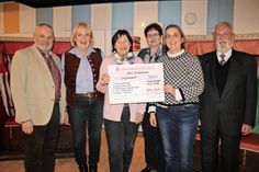 Spendenübergabe mit AWO-Vorsitzendem Klaus Eckstein, Beate Ruge für das Projekt Kigala, Beate Crcic vom Café International, 2. Vorsitzende AWO Margitta Bruhn, Christiane Bindemann für Musikwerkstatt und Spatzensingwoche sowie 1. Vorsitzender Förderverein Uwe Fischer (lks.).