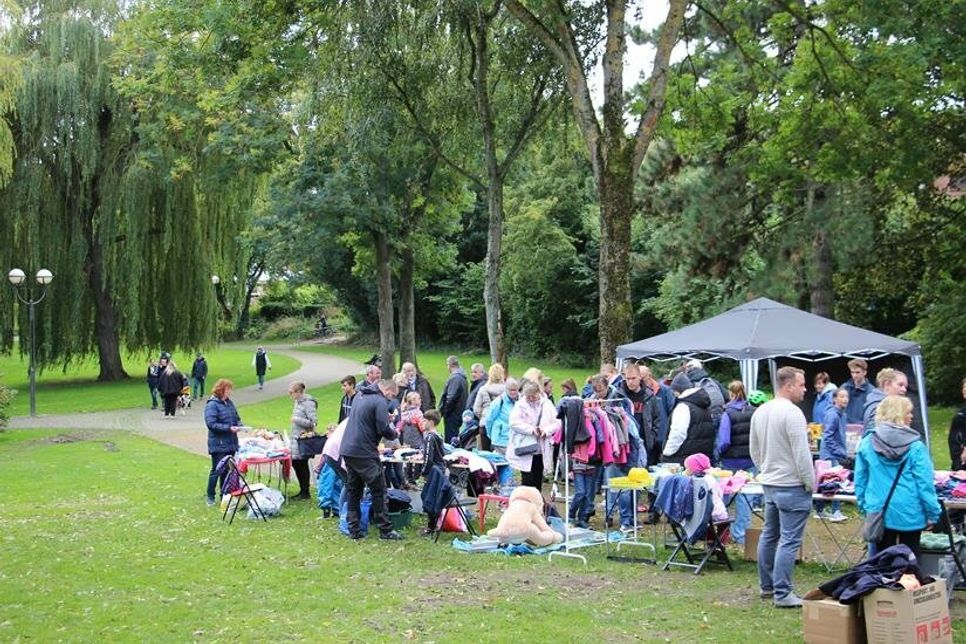 Auch ein Flohmarkt für Kinder und Jugendliche unter dem Motto „Rund ums Kind“ (Kinderkleider, Spielsachen, Kinderbücher) war im Kurpark aufgebaut.
