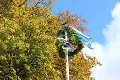 Das Wetter hatte ein Einsehen und pünktlich zum Richten der Erntekrone kam die Sonne heraus und „vergoldete“ diesen Oktobertag.