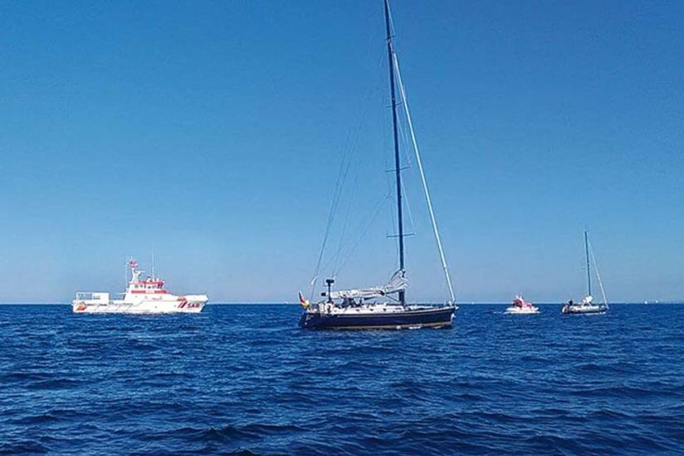Rettungseinheiten der Seenotretter im Einsatz für zwei kollidierte Segelyachten in der Kieler Bucht, auf den Tag genau 156 Jahre nach Gründung der DGzRS