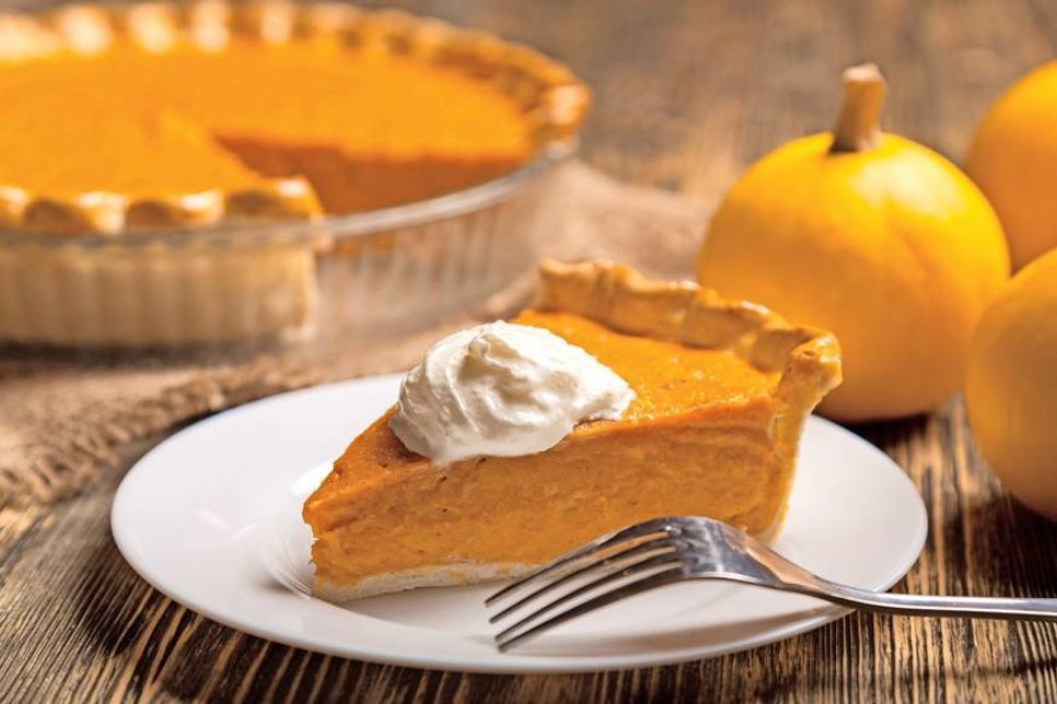 Pumpkin Pie oder Kürbiskuchen stammt aus England und wird dort bereits seit Beginn des 18. Jahrhunderts traditionell verzehrt. Foto: djd/Georg Thalhammer.