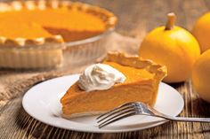 Pumpkin Pie oder Kürbiskuchen stammt aus England und wird dort bereits seit Beginn des 18. Jahrhunderts traditionell verzehrt. Foto: djd/Georg Thalhammer.