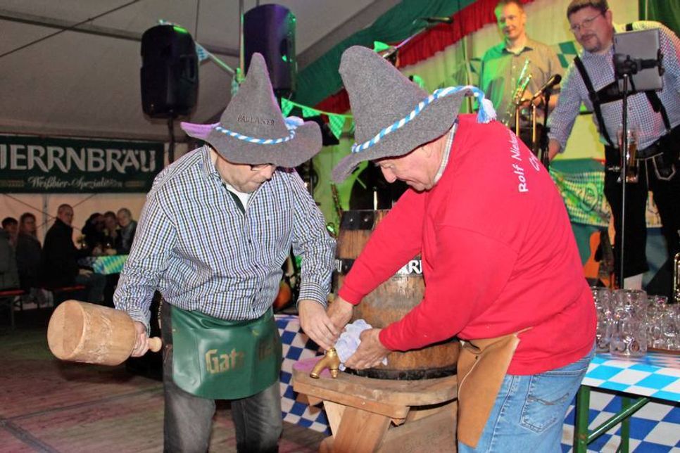 Wie ein alter Profi: Bürgermeister Harald Behrens (lks.) eröffnete das Oktoberfest mit zwei Schlägen, danach gab‘s Freibier für alle.