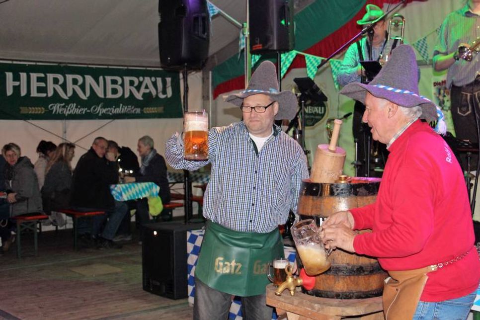 Prost: Harald Behrens mit Rolf Niehuesbernd.