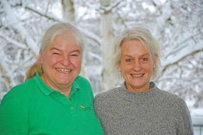 Evi Schumacher (l.) und Dagmar Richter wollen Demenz aus der „Tabuzone“ holen.