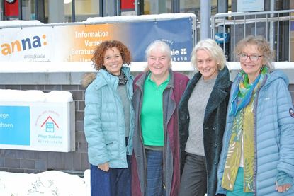 v.l. Marion Janser (Diakonie Altholstein), Evi Schumacher (Beraterin in Demenzfragen), Dagmar Richter (Koordinatorin anna Ellerbek/Wellingdorf), Christiane Berndt (AWO Beratungsstelle Demenz &amp;amp; Pflege) vor der Anlaufstelle Nachbarschaft (ANNA) in der Wahlestraße 26, Kiel-Ellerbek