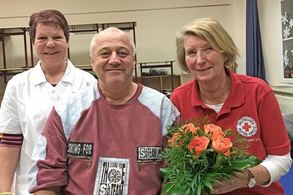 (V. l.) Ursula Wernicke (DRK-Blutspendedienst), Blutspendejubilar Dirk Schäfer, DRK-Ortsvorsitzende Jutta Conrad. Fotos: hfr ©DRK-Blutspendedienst