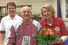 (V. l.) Ursula Wernicke (DRK-Blutspendedienst), Blutspendejubilar Dirk Schäfer, DRK-Ortsvorsitzende Jutta Conrad. Fotos: hfr ©DRK-Blutspendedienst