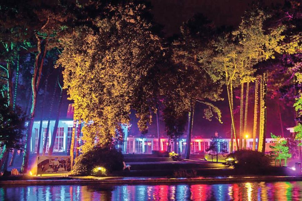 Lichtermeer: So wie die Trinkkurhalle, werden am kommenden Wochenende zahlreiche Gebäude und Objekte in Timmendorfer Strand illuminiert. (Foto: TSNT GmbH)