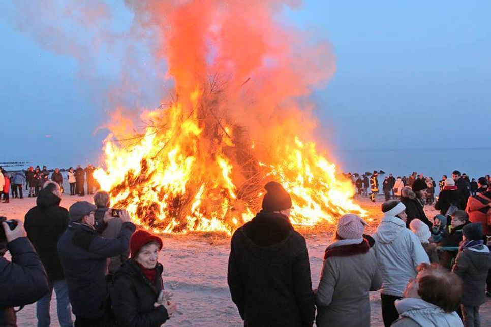 Zur blauen Stunde an den Strand. Gäste und Einheimische genossen den Fackelmarsch, haushohe Flammen und beschauliches Beisammensein.