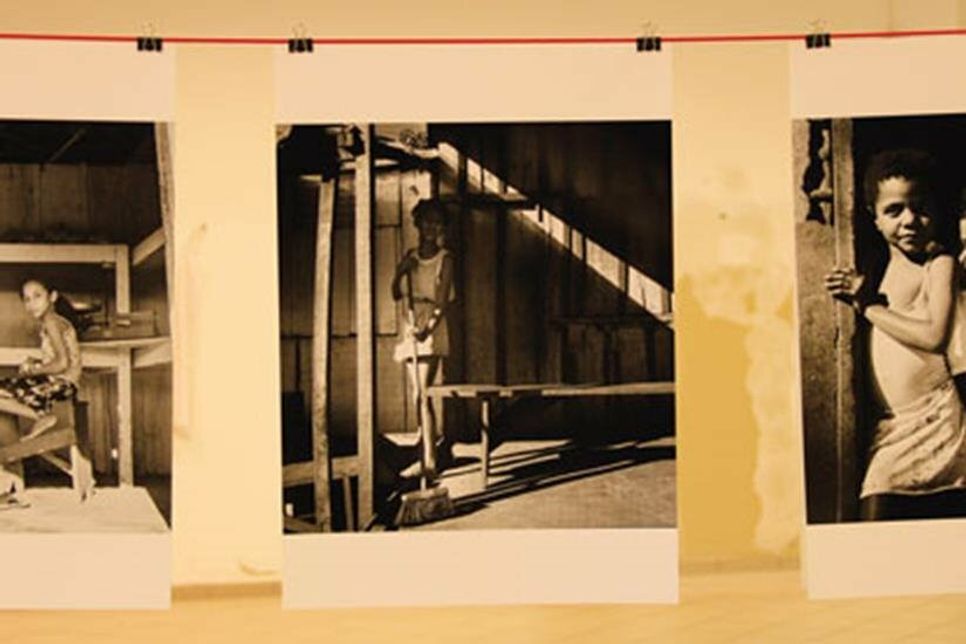 Im März 1986 war Roland Willaert mit einer Rolleiflex in einer illegalen Goldmine unterwegs und gewährt dem Betrachter in seiner Ausstellung „Dreckiges Gold“ eindrucksvolle Einblicke in Lebens- und Arbeitssituation.