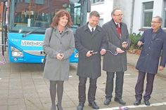 Gemeinsam durchtrennen sie ein Band: Landrätin Stephanie Ladwig, Kreispräsident Stefan Leyk, VKP-Geschäftsführer Friedrich Scheffer und Schwentinentals Bürgermeister Michael Stremlau (v.l.) Der neue erweiterte Fahrplan geht an den Start.