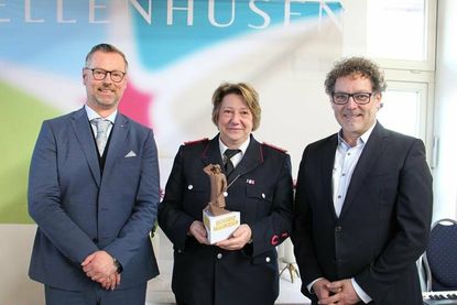 Bürgermeister Stefan Schwardt mit der Geehrten Manuela Westphal und Touristikleiter Raymond Kiesbye (v. lks.).