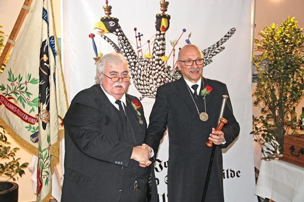 Ottmar Smets hat seine Ältermannutensilien an Hans-Peter Flindt überreicht und gratuliert seinem Amtsnachfolger herzlich.