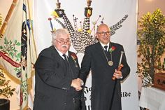 Ottmar Smets hat seine Ältermannutensilien an Hans-Peter Flindt überreicht und gratuliert seinem Amtsnachfolger herzlich.