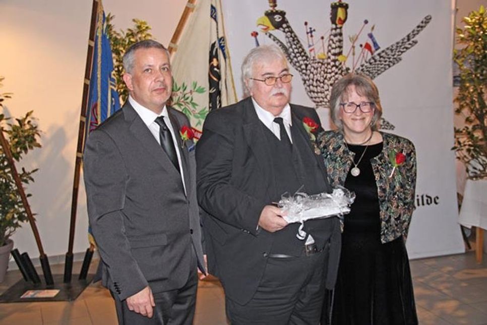 Ottmar Smets zur Löffelübergabe durch Bürgervorsteherin Susanne Knees und Bürgermeister Jörg Saba.