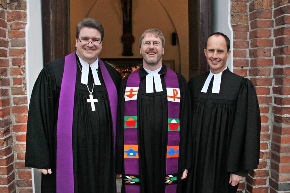 Propst Dirk Süssenbach mit Lensahns neuem Pastor Jörg Reimann und Pastor Kai Sagawe vor St. Katharinen (v. lks.).