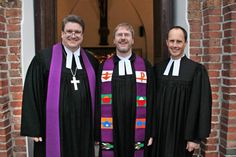 Propst Dirk Süssenbach mit Lensahns neuem Pastor Jörg Reimann und Pastor Kai Sagawe vor St. Katharinen (v. lks.).