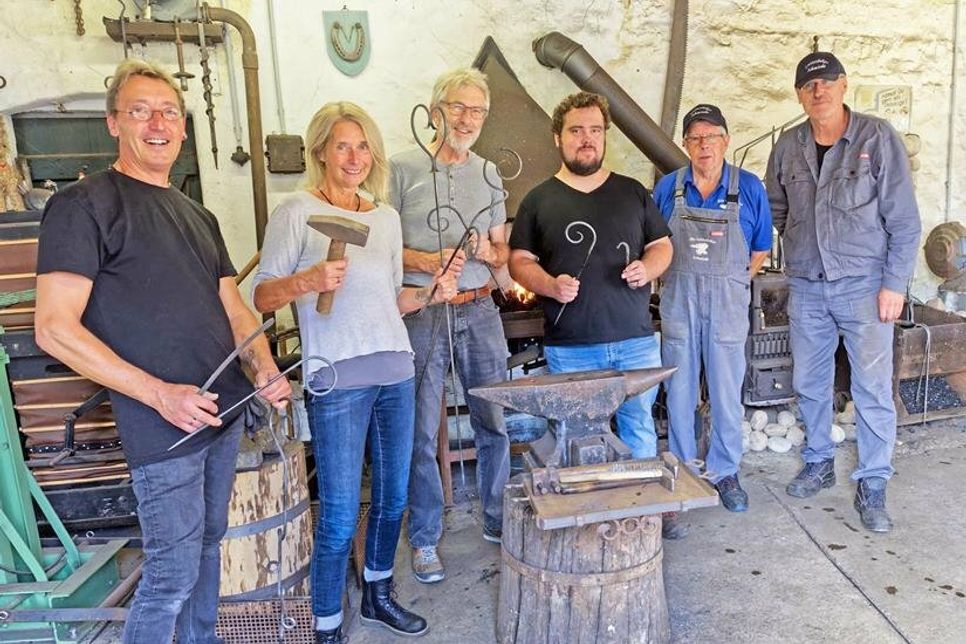 In der Alten Lutterbeker Schmiede führen am 27. April zwei Mitglieder des Trägervereins in das Schmiedehandwerks ein.
