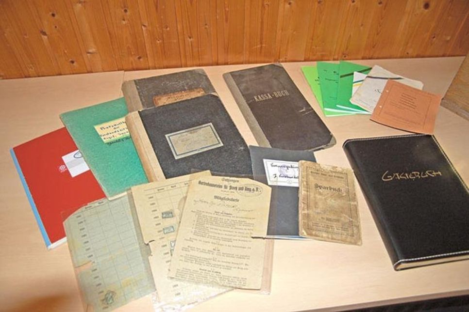 Durch viele Bände mit Protokollen ist die Geschichte des Klein- gartenvereins ziemlich lückenlos dokumentiert.