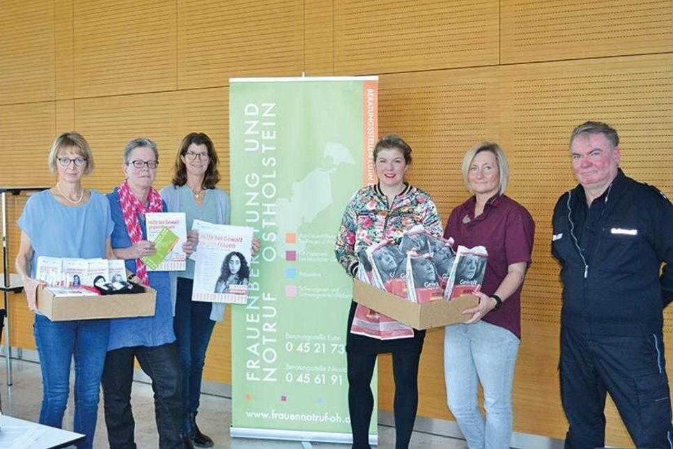 Stellten im Stockelsdorfer Rathaus gemeinsam die Aktion vor (v.l.): Gudrun Dietrich (Gleichstellungsbeauftragte), Gabriele Pfingsten, Randi Wirth (Frauennotruf), Julia Samtleben (Bürgermeisterin), Aline Denkert (Feinbäckerei Schüler) und Detlef Bodanowski (Polizei).